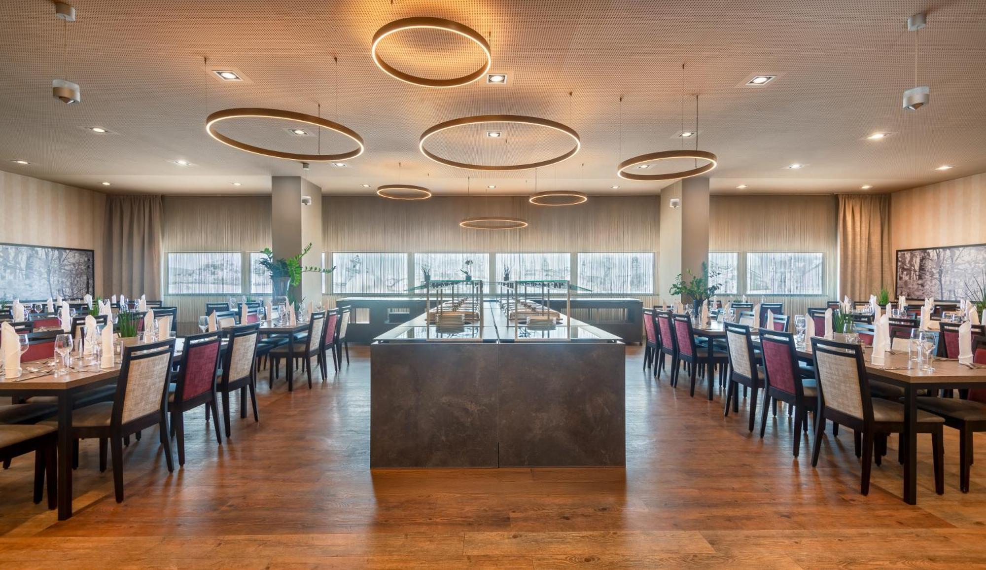 Wyndham Grand Conference Centre Szálloda 4*